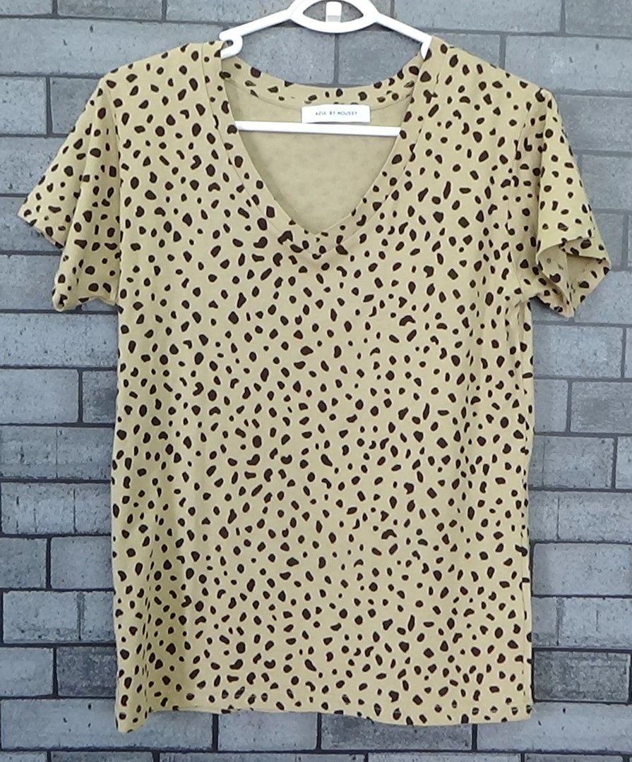 【AZUL BY MOUSSY】 ダルメシアン柄 Vネック カットソー